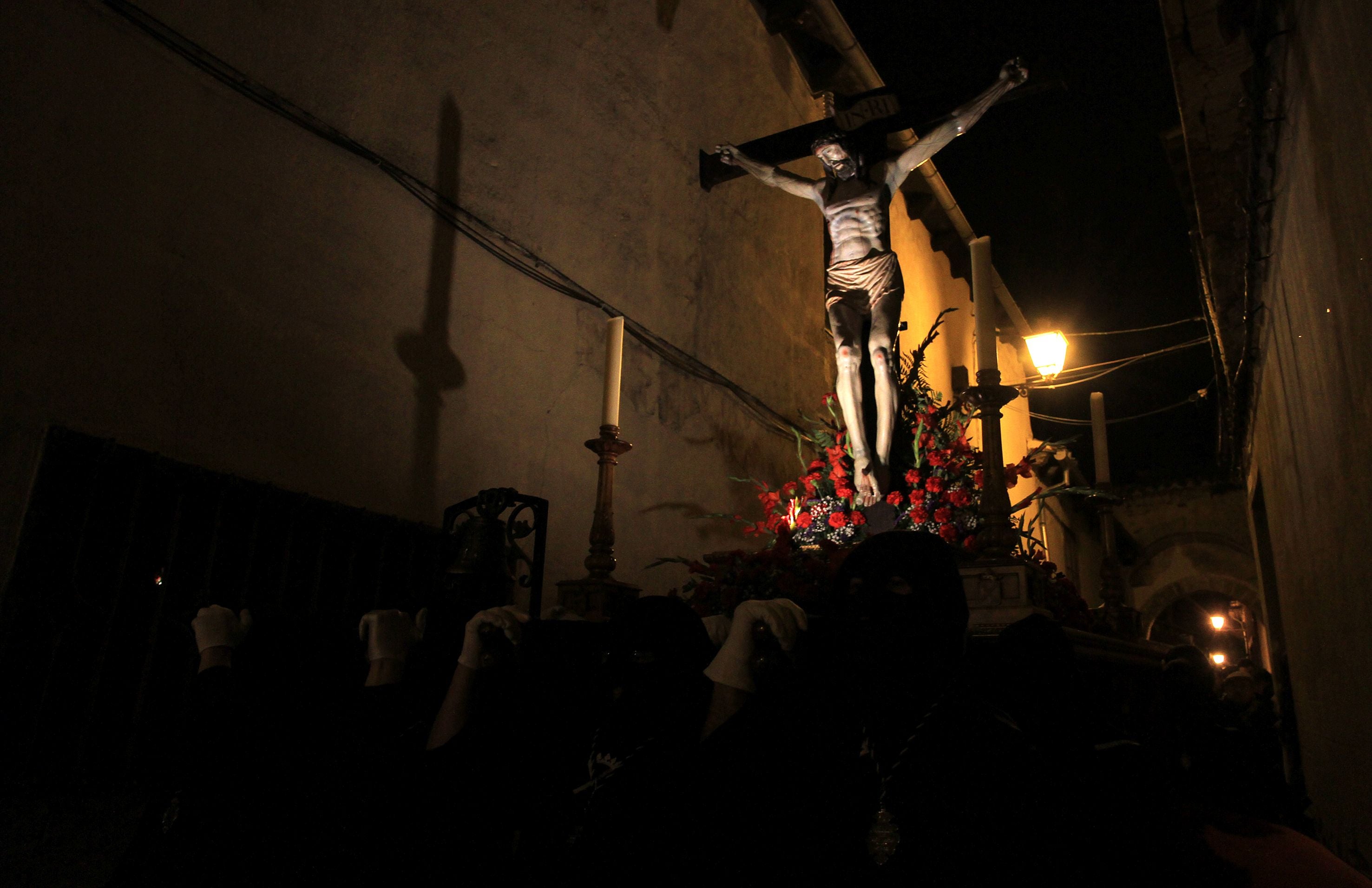 La lluvia condiciona el Vía Crucis de San Andrés