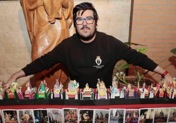 Kevin Catalán posa junto sus recreaciones de Semana Santa en miniatura.