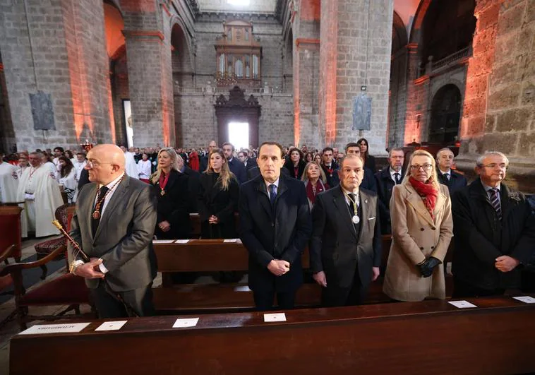 Las autoridades, en la catedral para escuchar al Sermón de las Siete Palabras.