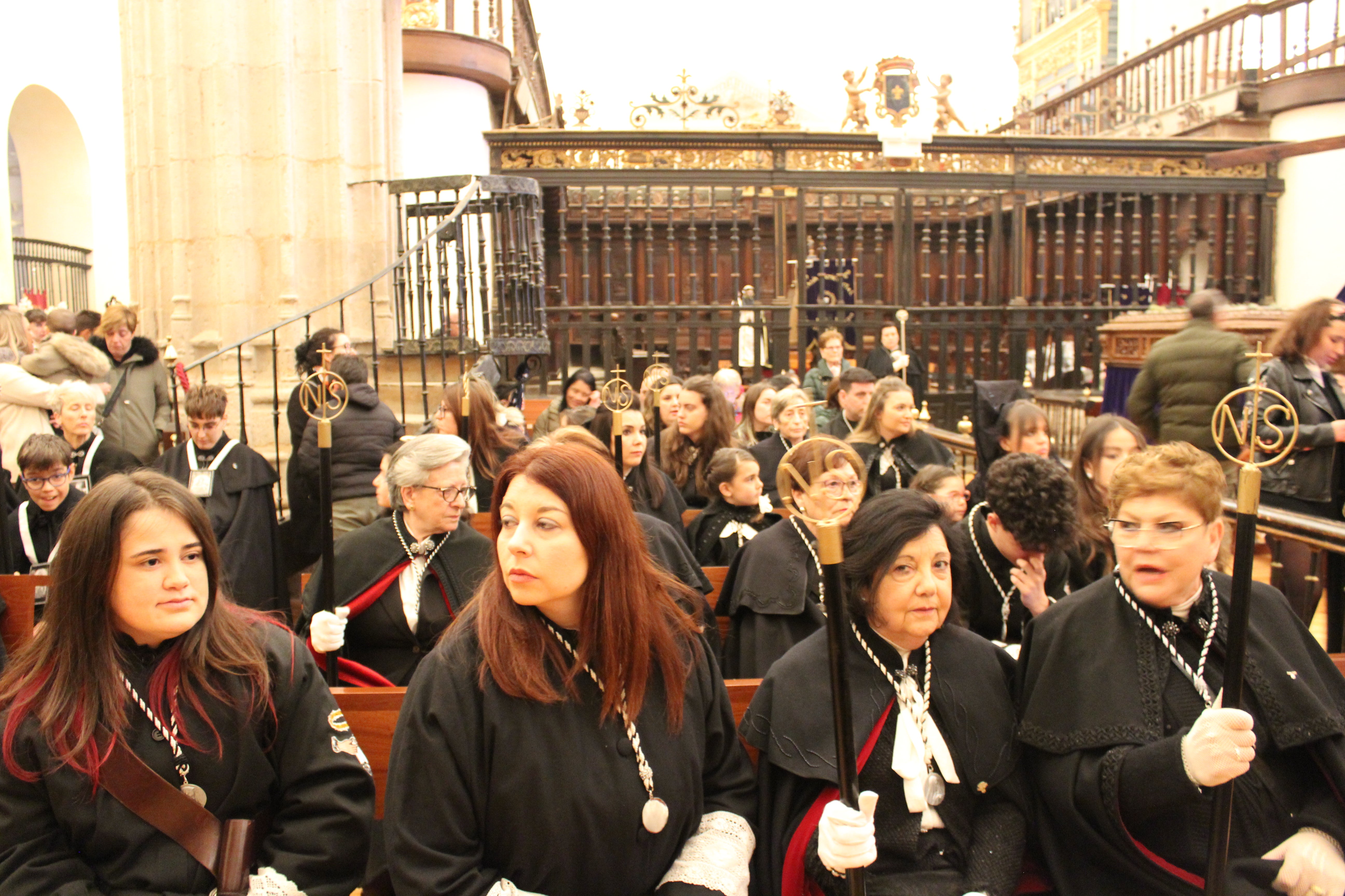 Cofrades esperando el inicio del acto