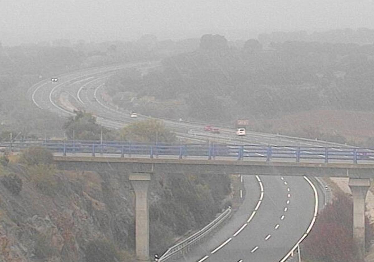 Estado de la AP-51 en Ávila a las seis de la tarde captado por las cámaras de la DGT en torno al lugar del siniestro.