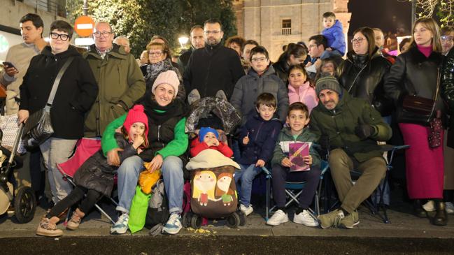 Imagen después - Bien situados, en primera línea, pero sobre todo bien pertrechados para este evento. Esta familia vallisoletana sabía de qué va la Semana Santa en un día como el de este Viernes Santo.