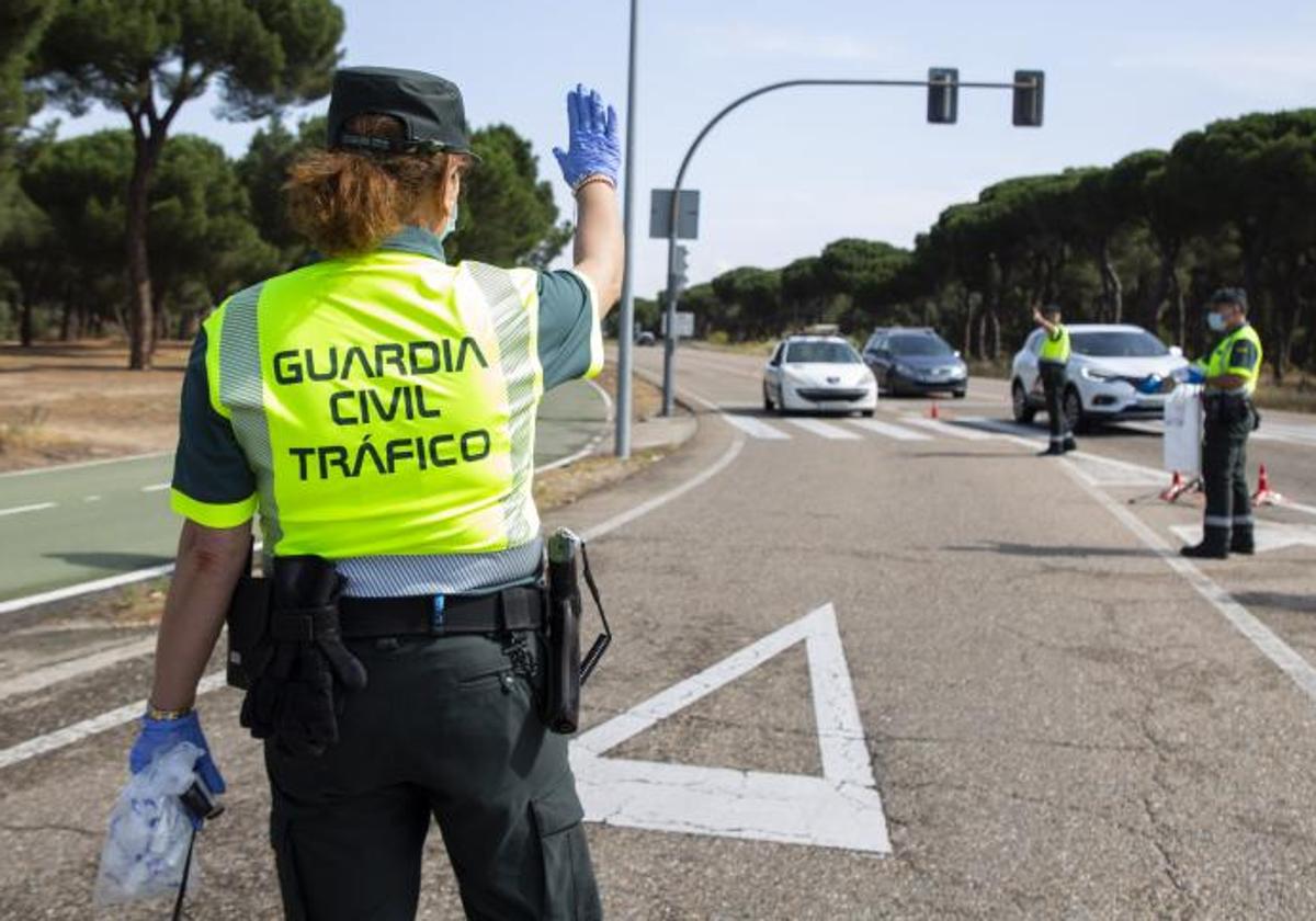 Control de tráfico de la Guardia Civil en el pinar en una imagen de archivo.