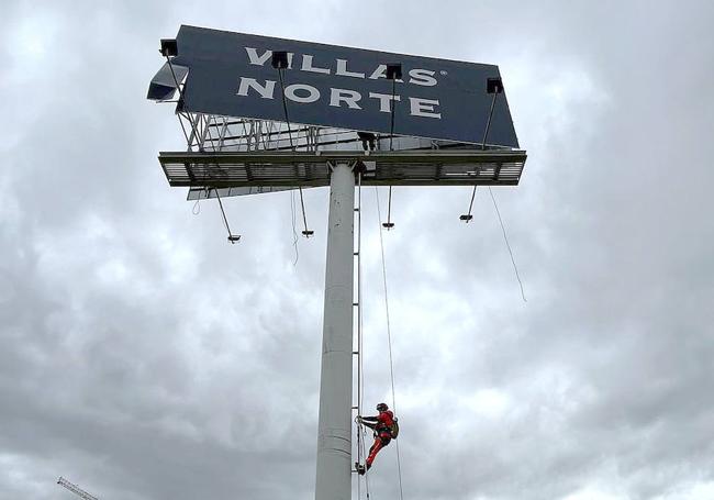 Los Bomberos aseguran un cartel destrozado por el viento en Las Villas.