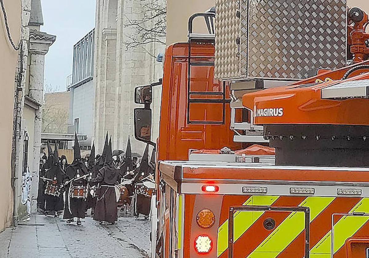 Intervención de los Bomberos junto al Archivo Municipal de San Agustín al paso de una cofradía en la tarde del Jueves Santo.