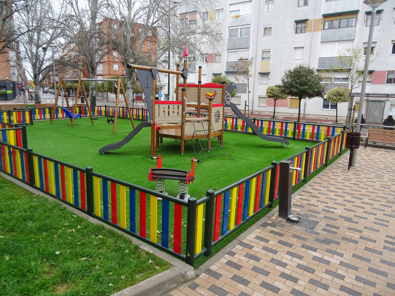 Las imágenes de la plaza del colegio San Juan de la Cruz en La Rondilla