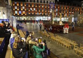 La Cofradía de las Siete Palabras a su paso por la Plaza Mayor.