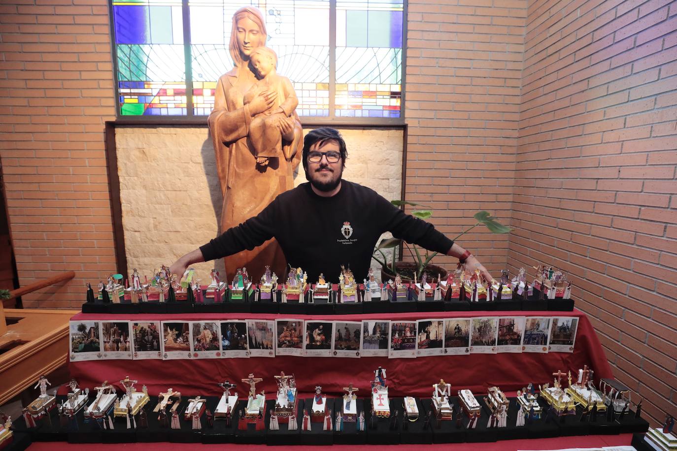 Las imágenes de Gregorio Fernández en papel que un joven fabrica desde niño