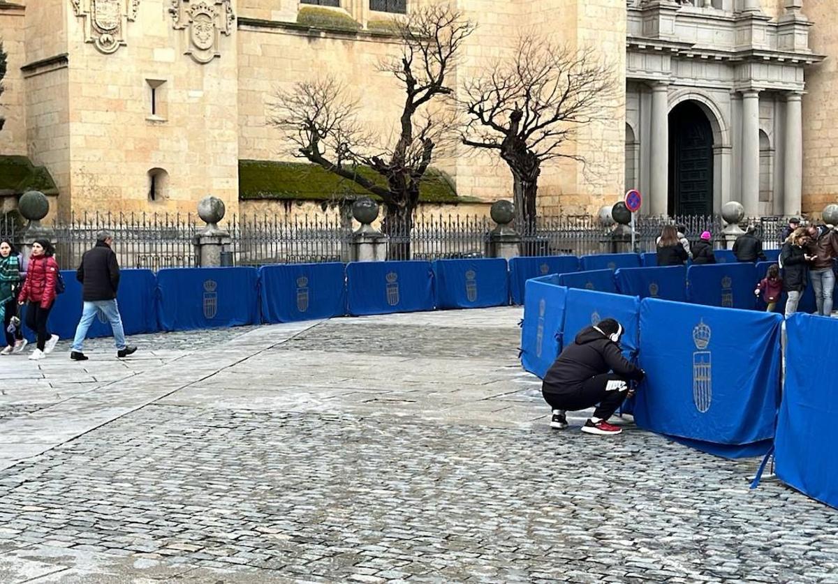 Vallas instaladas a lo largo del recorrido por la Plaza Mayor, sin ornamento.