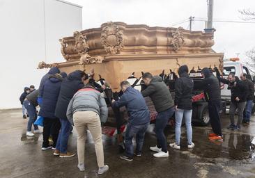 La procesión del almacén: así vuelven las andas a la nave de las cofradías de Valladolid