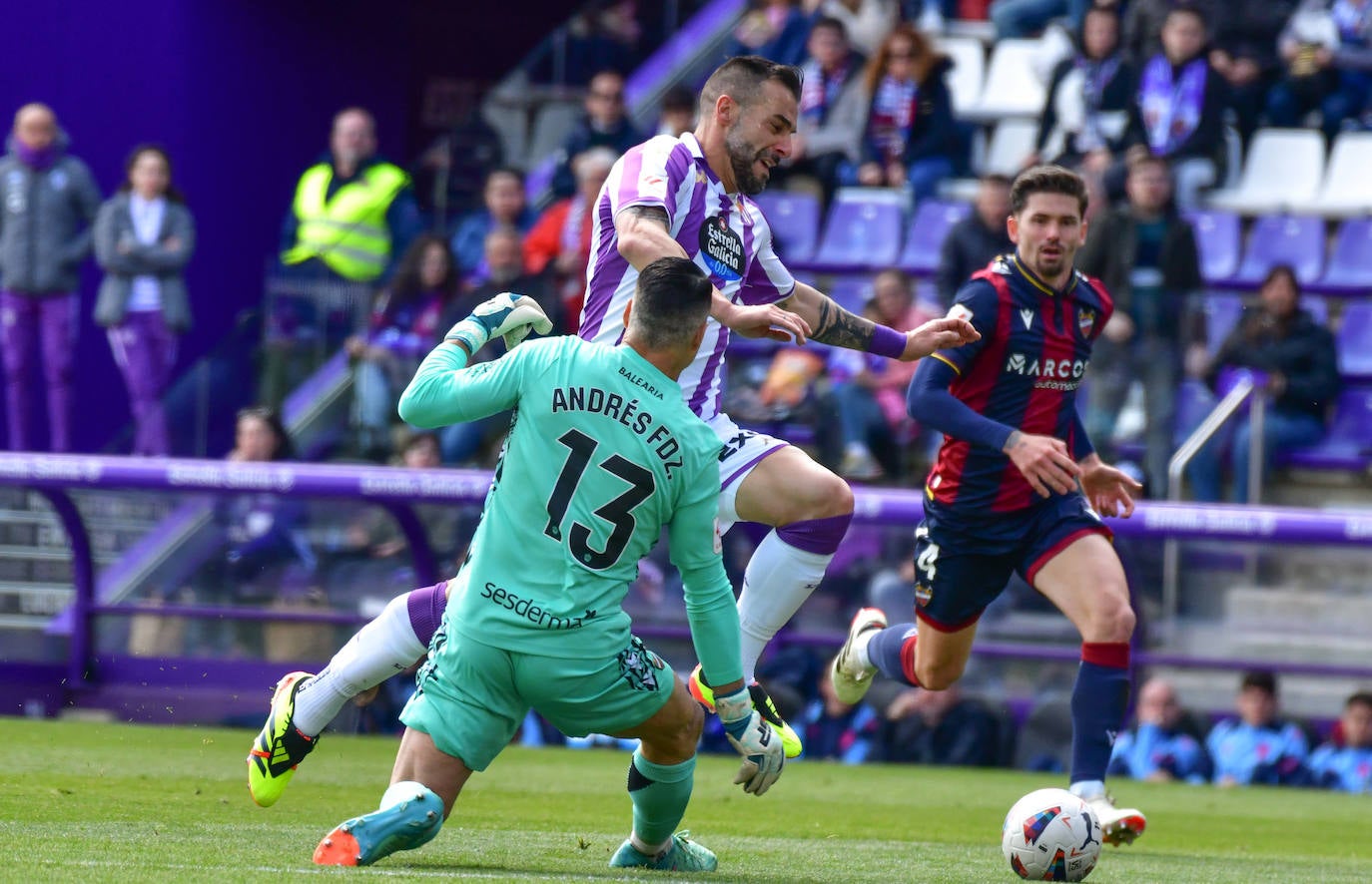 Las imágenes del partido entre el Real Valladolid y el Levante