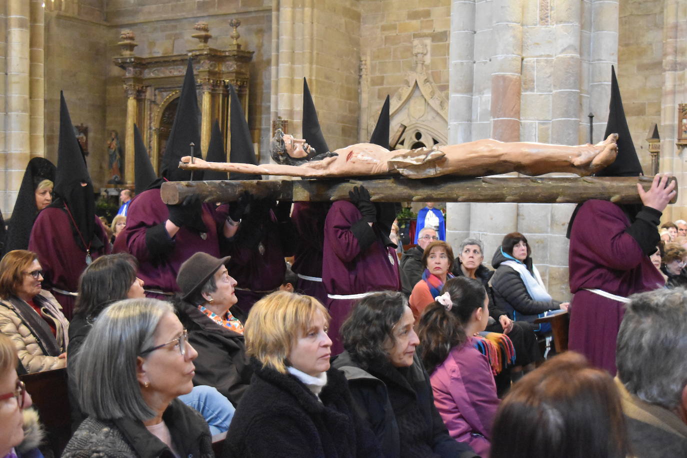 Emotivo desfile de las cinco cruces en Aguilar