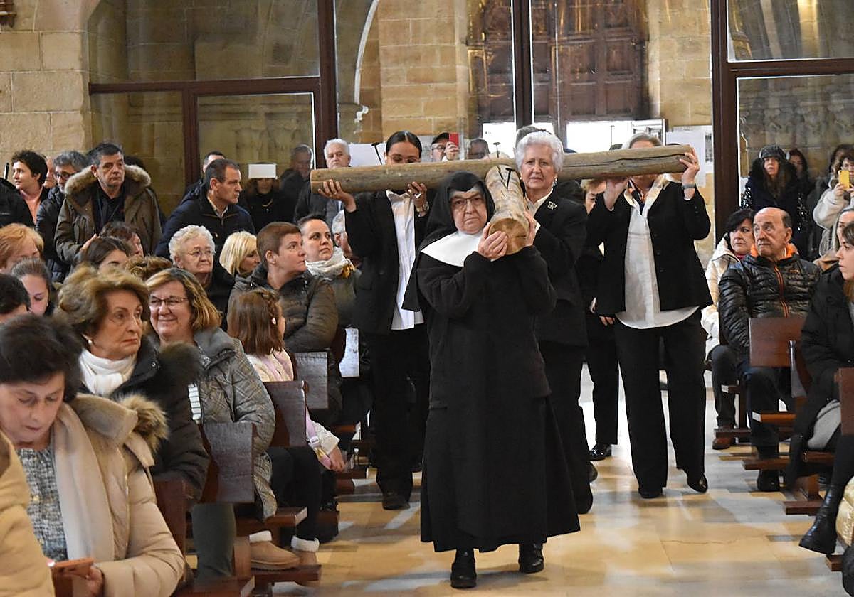 La Cruz Desnuda, portada por mujeres, en una abarrotada iglesia de San Miguel de Aguilar.
