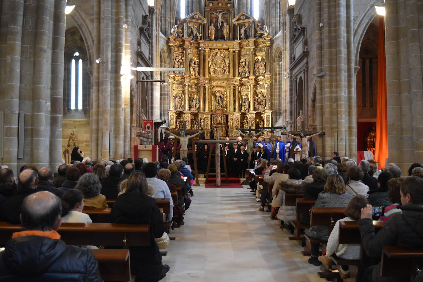 Emotivo desfile de las cinco cruces en Aguilar