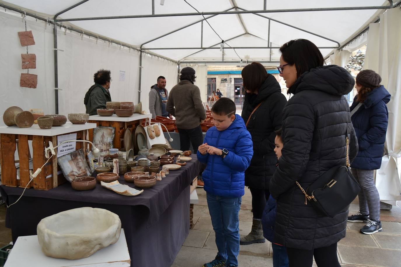 La artesanía del barro se exhibe en Astudillo