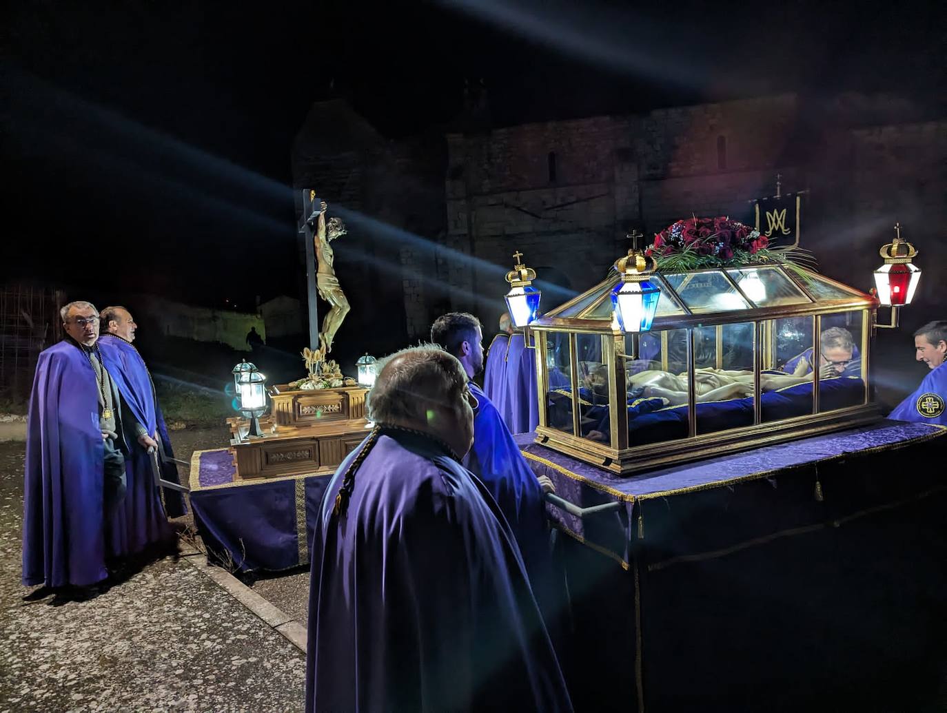 La lluvia da tregua a la procesión del Santo Entierro de Torrelobatón