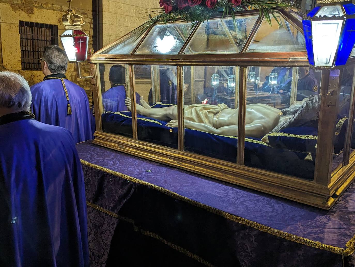 La lluvia da tregua a la procesión del Santo Entierro de Torrelobatón