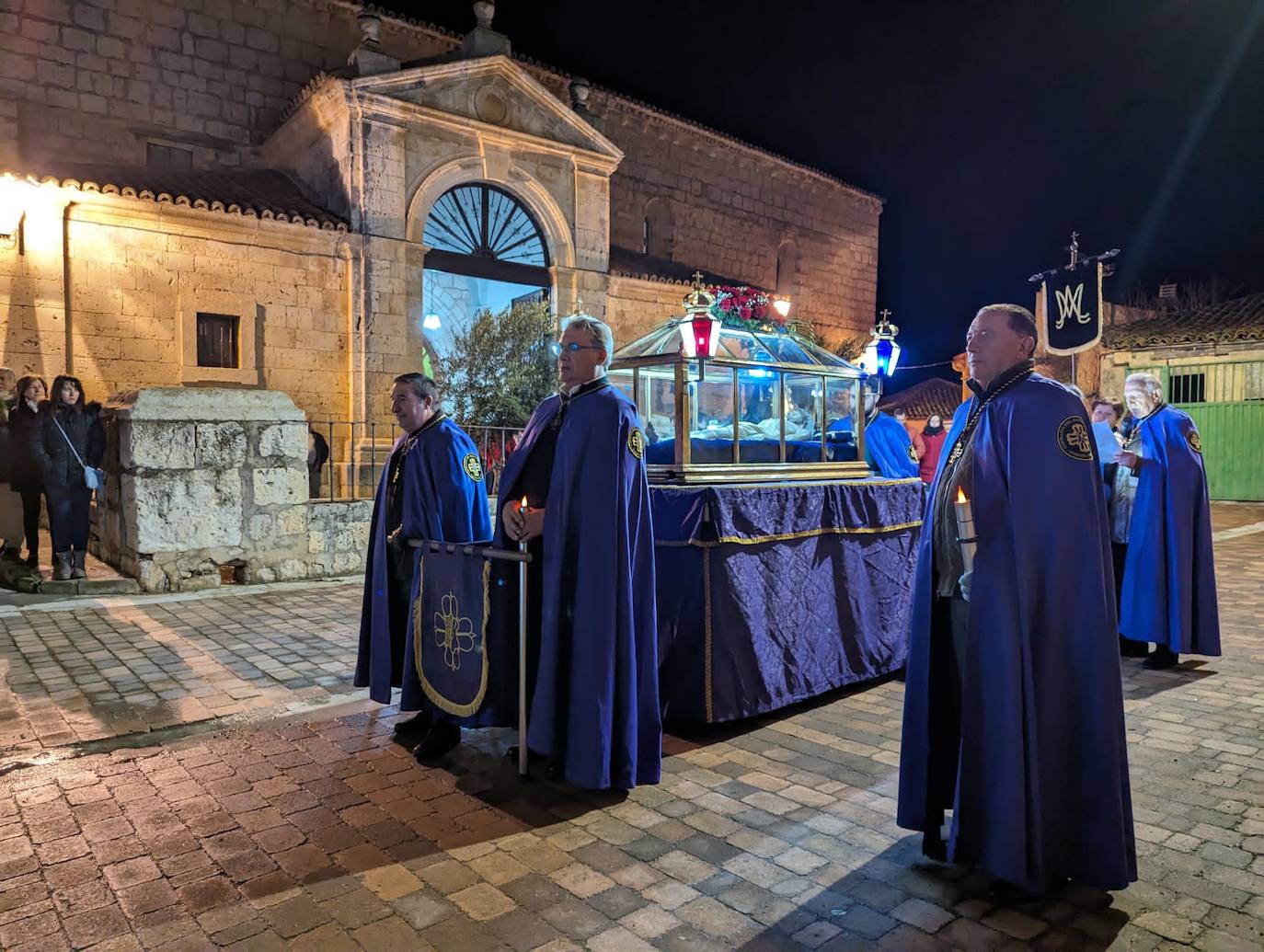 La lluvia da tregua a la procesión del Santo Entierro de Torrelobatón