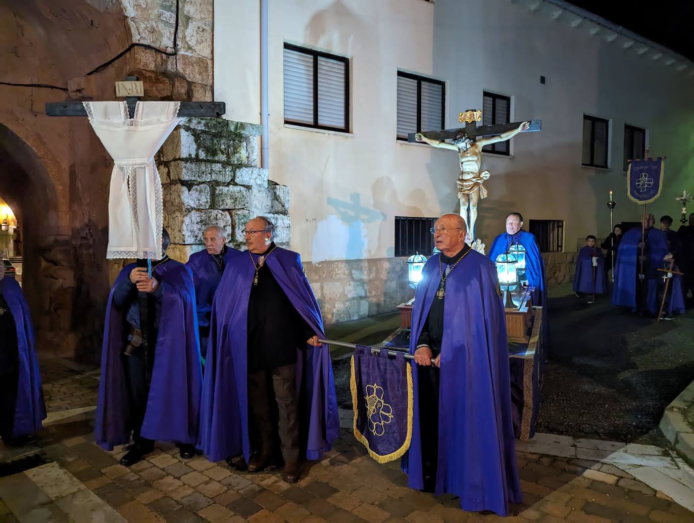 La lluvia da tregua a la procesión del Santo Entierro de Torrelobatón