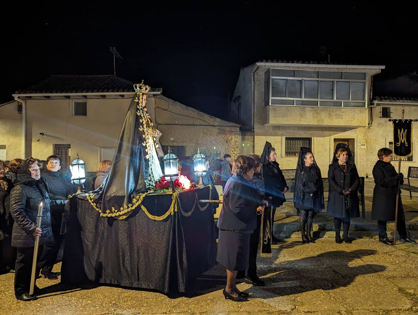 La lluvia da tregua a la procesión del Santo Entierro de Torrelobatón