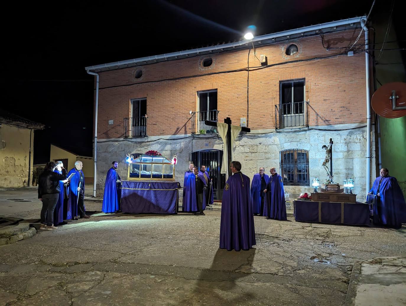 La lluvia da tregua a la procesión del Santo Entierro de Torrelobatón