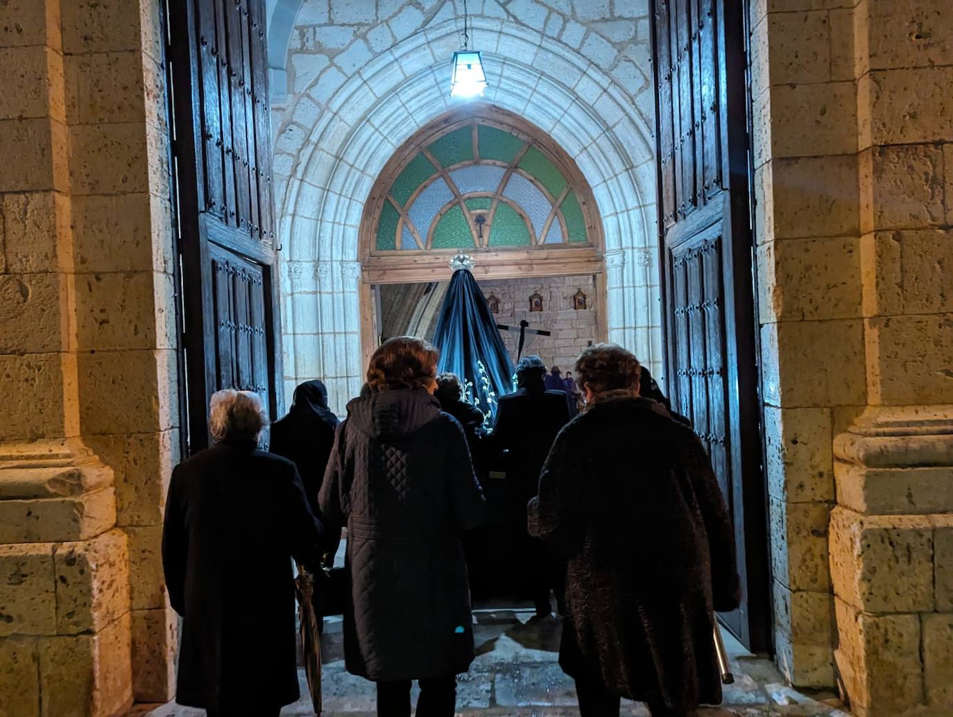 La lluvia da tregua a la procesión del Santo Entierro de Torrelobatón