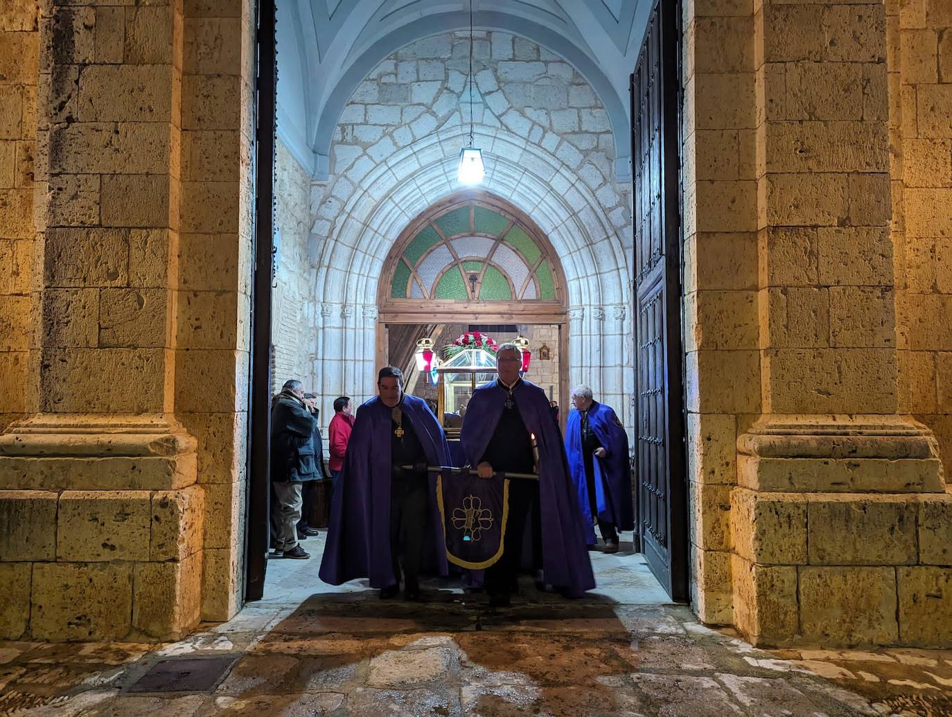 La lluvia da tregua a la procesión del Santo Entierro de Torrelobatón