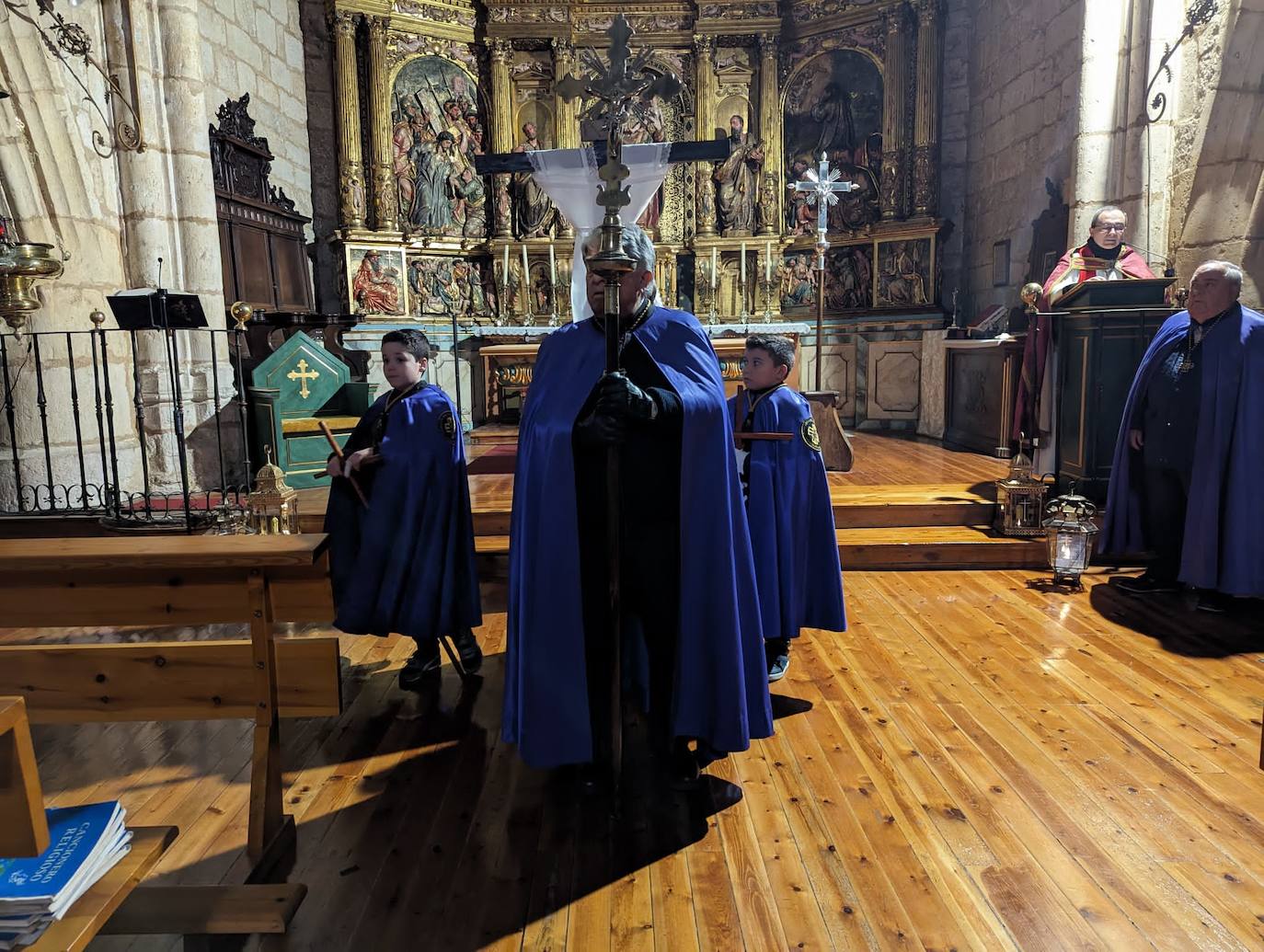 La lluvia da tregua a la procesión del Santo Entierro de Torrelobatón