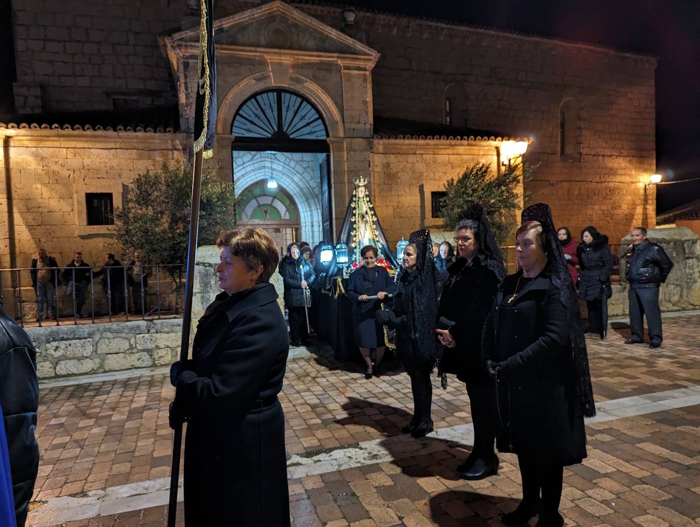 La lluvia da tregua a la procesión del Santo Entierro de Torrelobatón