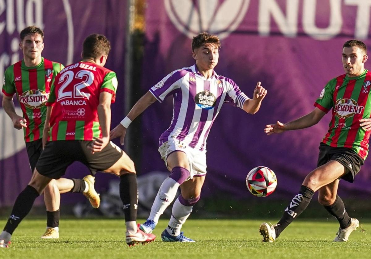 Una acción del partido entre Racing Villalbés y Real Valladolid Promesas