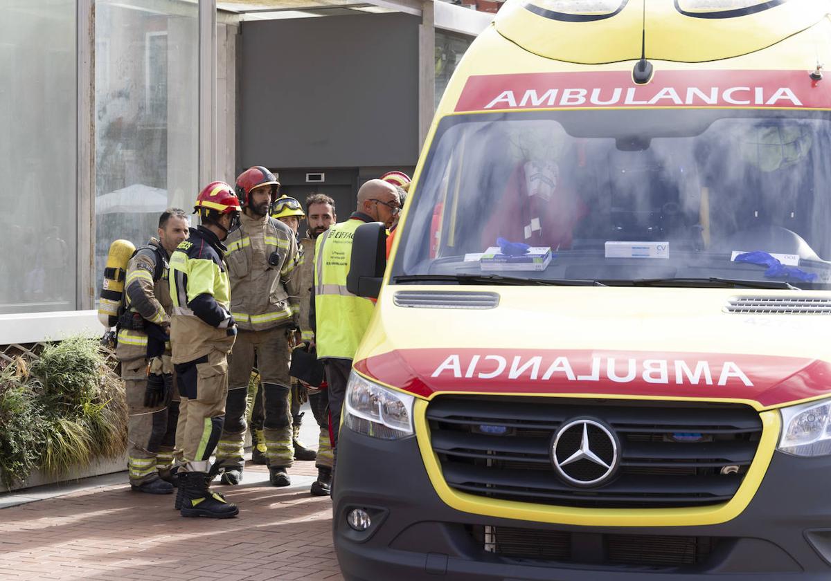 Bomberos, junto a una ambulancia en una imagen de archivo.