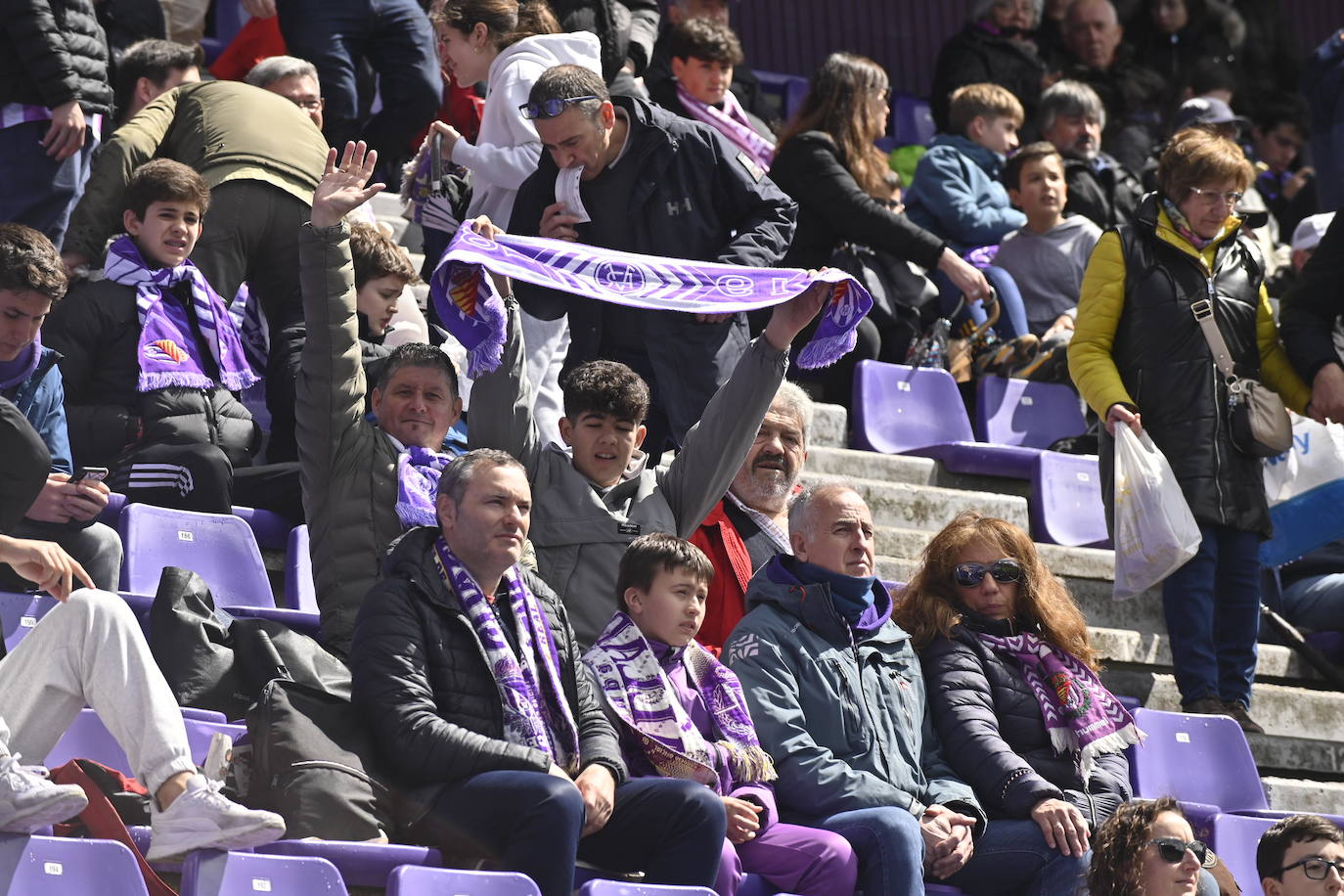 Búscate en la grada del estadio José Zorrilla (1/4)