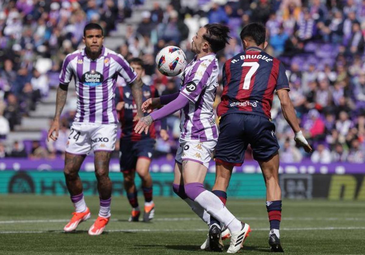 Iván Sánchez controlando el balón con el pecho.