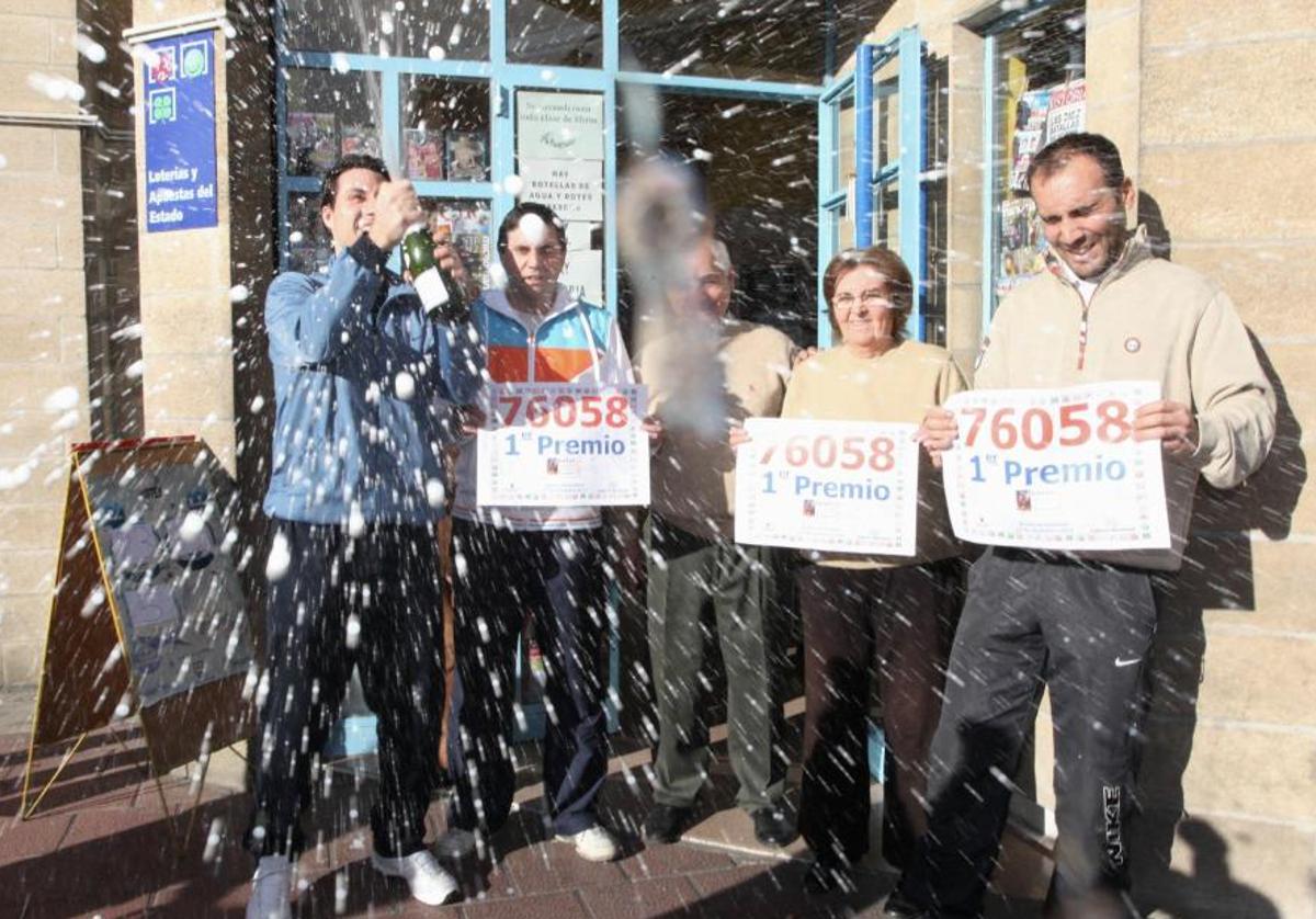 Imagen de archivo de la administración de lotería de la calle Embajadores, cuando repartió un décimo del gordo de Navidad en 2012.