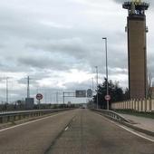 Los carteles de baches peligrosos también llegan a la Ronda Norte de Valladolid