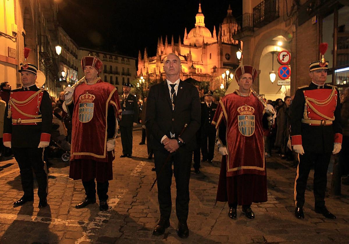 José Mazarías, con los maceros y los agentes de gala, tras incorporarse a la procesión.