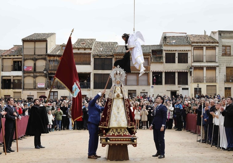 Julia retira el velo de luto a la Virgen, en la plaza del Coso.