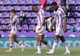 Lucas Rosa, Mamadou Sylla y Enzo Boyomo, tras finalizar el último partido del Real Valladolid frente al Levante en Zorrilla.