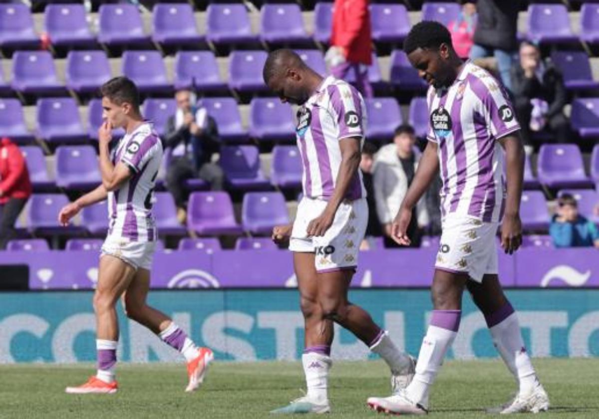 Lucas Rosa, Mamadou Sylla y Enzo Boyomo, tras finalizar el último partido del Real Valladolid frente al Levante en Zorrilla.