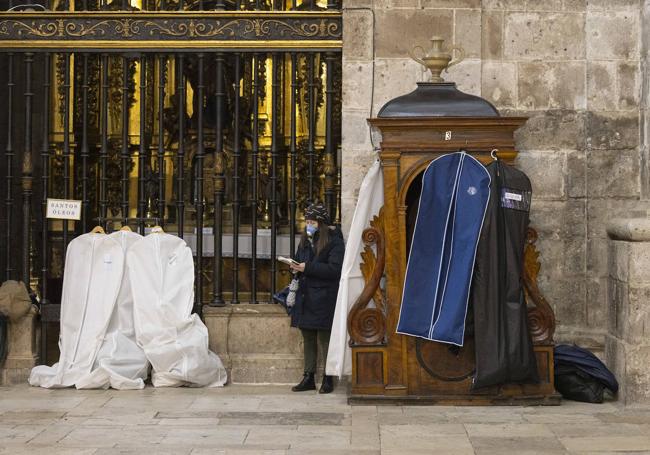 Perchas de los cofrades que se cambiaron en la Catedral después de que se suspendiera la procesión, para acudir a la misa pascual.