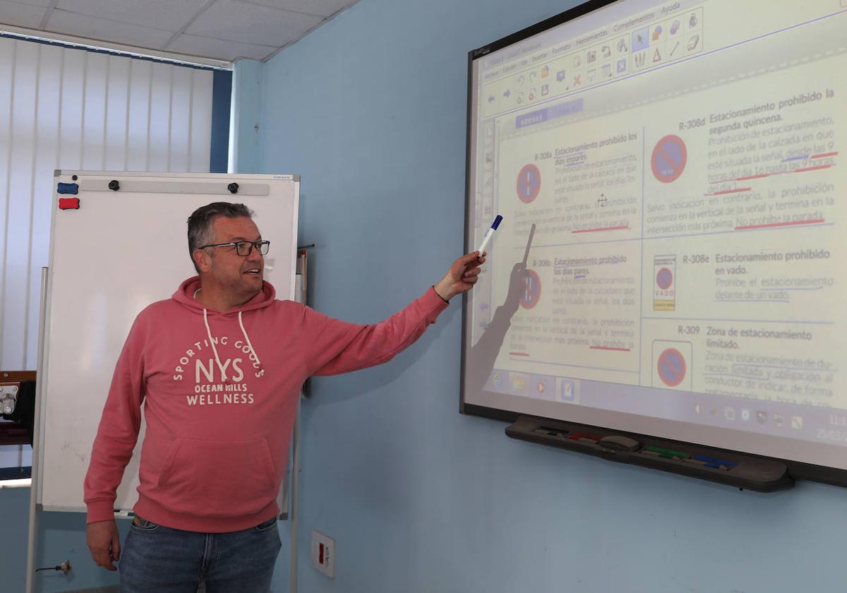 Carlos Cantera da indicaciones en una clase teórica de conducción.