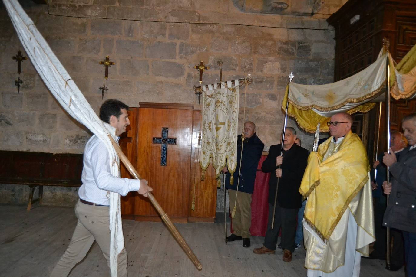 Astudillo resguarda de la lluvia el revoloteo del estandarte