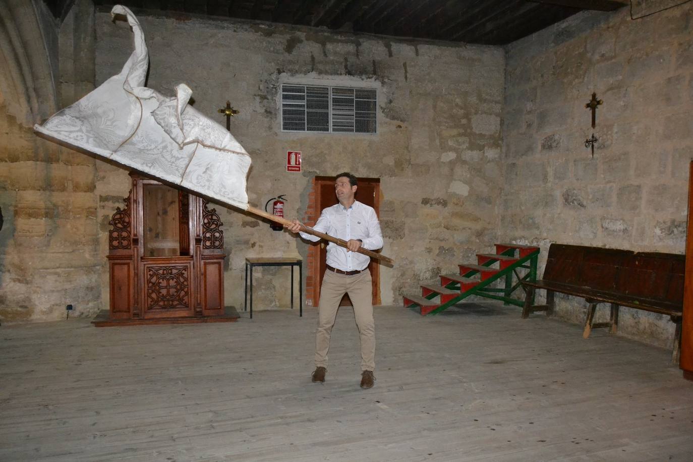 Astudillo resguarda de la lluvia el revoloteo del estandarte