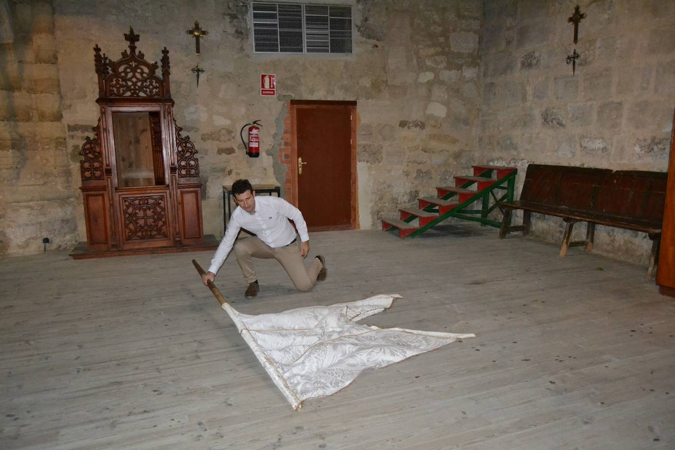 Astudillo resguarda de la lluvia el revoloteo del estandarte