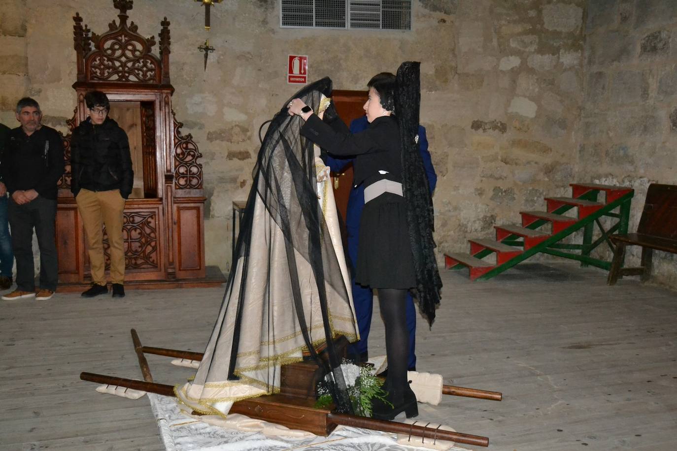 Astudillo resguarda de la lluvia el revoloteo del estandarte