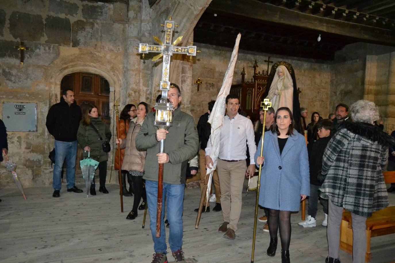 Astudillo resguarda de la lluvia el revoloteo del estandarte