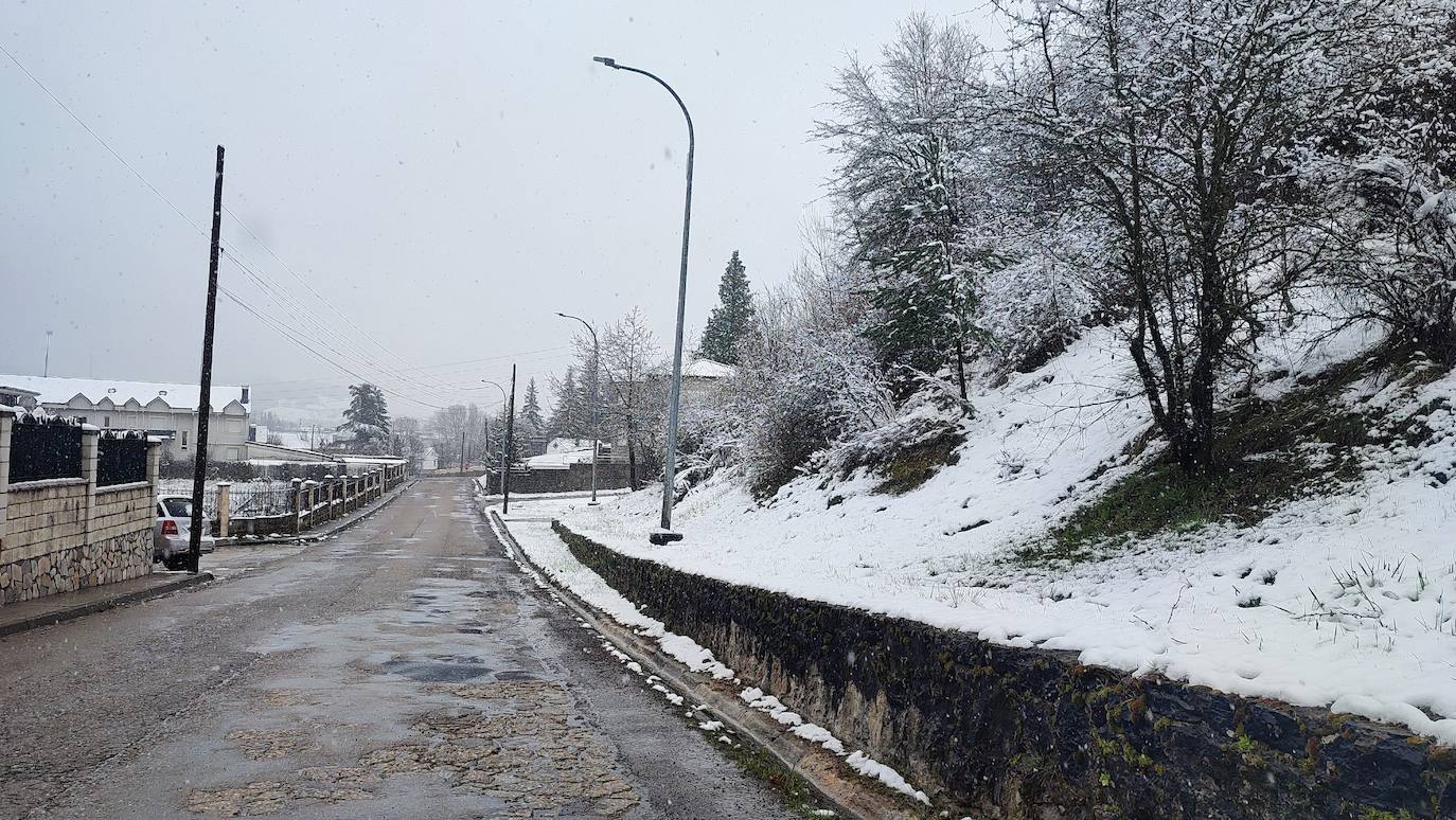 La nieve deja estampas invernales en la Montaña Palentina