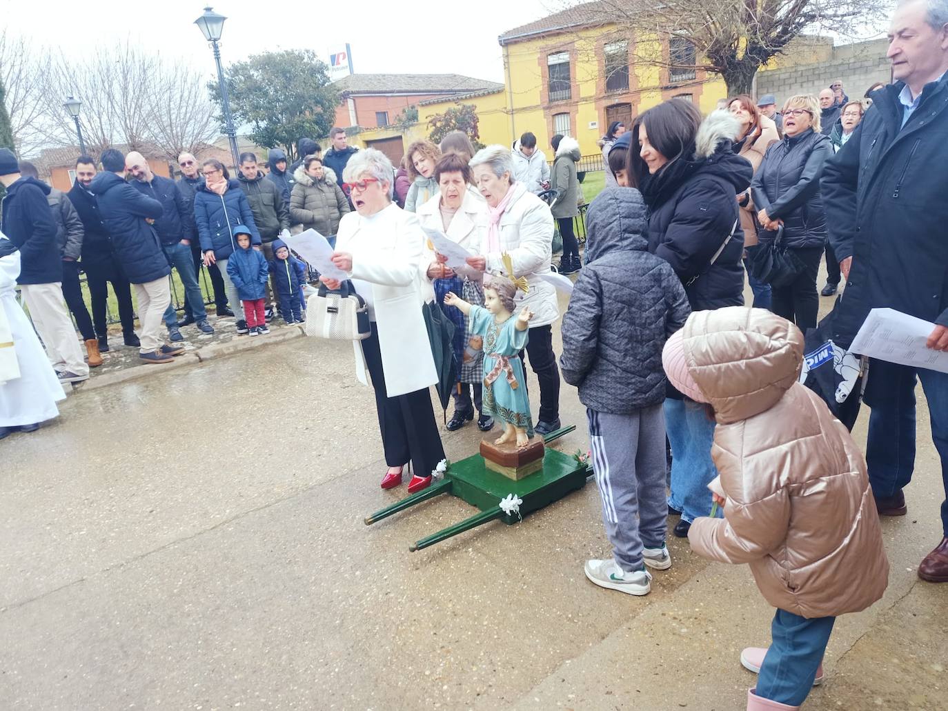 Las imágenes de los vecinos de Villardefrades abatiendo al muñeco de Judas