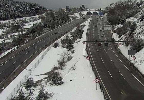 La A-1 nevada en el puerto de Somosierra, entre Segovia y Madrid.