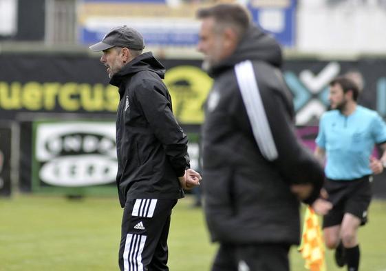 El entrenador gimnástico, a la izquierda, durante el partido.